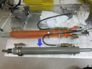 交換前（上部）の油圧シリンダーと交換後（下部）の油圧シリンダー