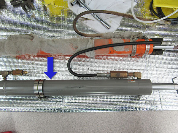 交換前（上部）の油圧シリンダーと交換後（下部）の油圧シリンダー