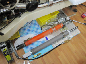 交換前（上部）の油圧シリンダーと交換後（下部）の油圧シリンダー